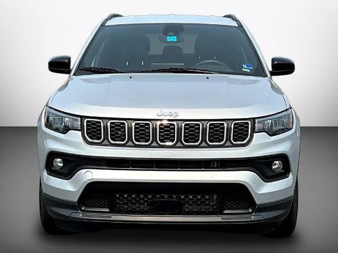 Used 2024 Jeep Compass Latitude AWD/4WD image 2