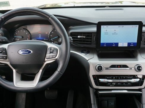 Used 2022 Ford Explorer XLT image 24