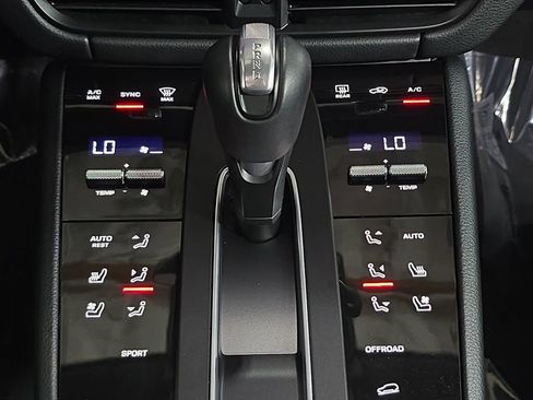 Certified 2026 Porsche Macan AWD/4WD image 19