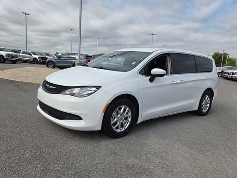Used 2023 Chrysler Voyager LX FWD image 3