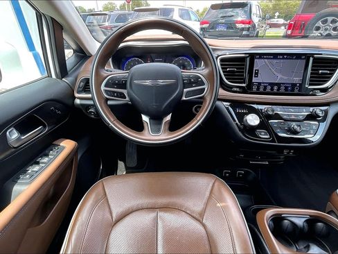 Used 2018 Chrysler Pacifica Limited w/ Tire & Wheel Group FWD image 5