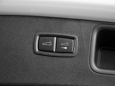 Certified 2026 Porsche Macan AWD/4WD image 32