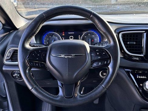 Used 2020 Chrysler Pacifica Touring-L w/ Advanced Safetytec Group image 18