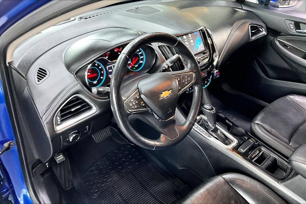 Used 2018 Chevrolet Cruze Premier w/ Enhanced Convenience Package FWD image 17