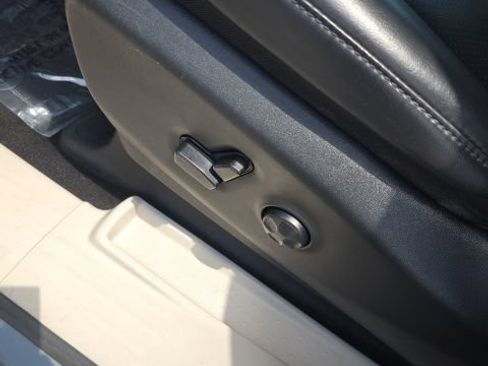Used 2023 Chrysler Pacifica Touring-L FWD image 13