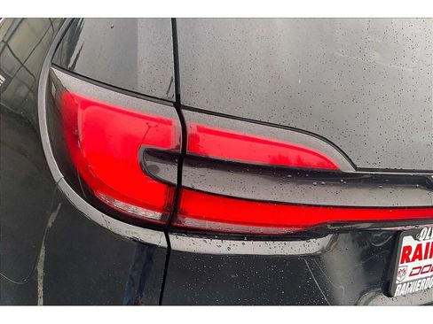 Used 2024 Chrysler Pacifica Touring-L image 29