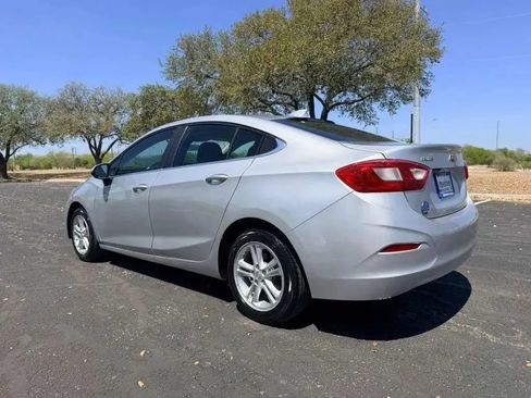 Used 2017 Chevrolet Cruze LT FWD image 3