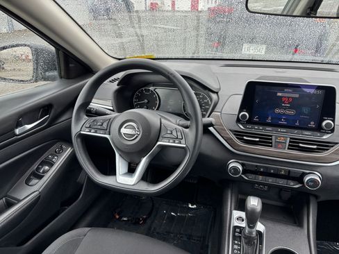 Used 2025 Nissan Altima 2.5 SV FWD image 32