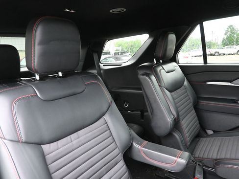 Used 2025 Ford Explorer ST-Line w/ Premium Package RWD image 39