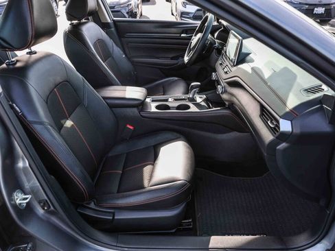 Used 2020 Nissan Altima 2.5 SR w/ Premium Package image 8