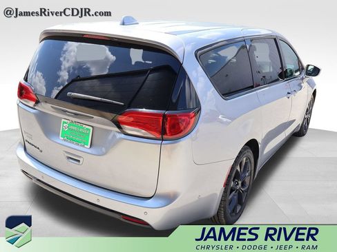 Used 2019 Chrysler Pacifica Touring Plus w/ Advanced Safetytec Group FWD image 5