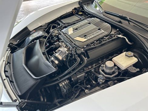 Used 2015 Chevrolet Corvette Z06 w/ 3LZ Preferred Equipment Group image 16