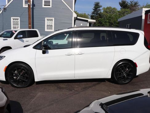 Used 2025 Chrysler Pacifica Limited FWD image 2