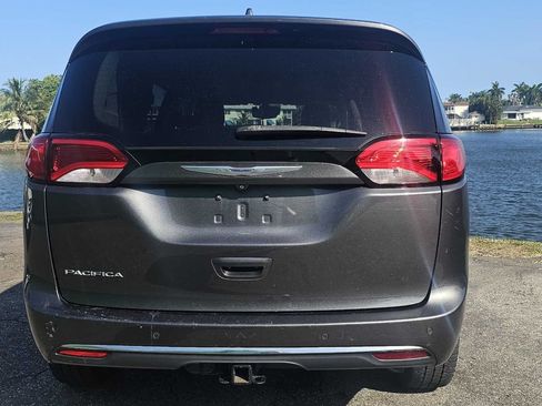 Used 2018 Chrysler Pacifica Touring-L w/ Advanced Safetytec Group FWD image 4