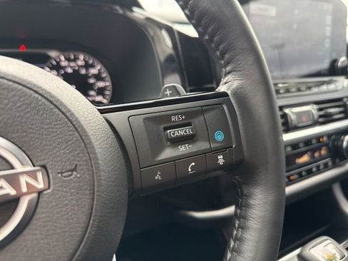Used 2023 Nissan Pathfinder SL AWD/4WD image 33