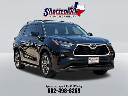 Used 2022 Toyota Highlander XLE FWD image 3