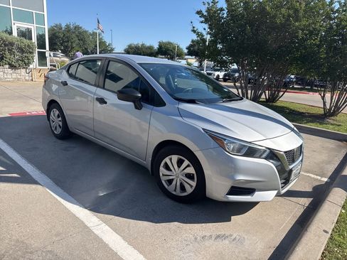 Used 2020 Nissan Versa S FWD image 2