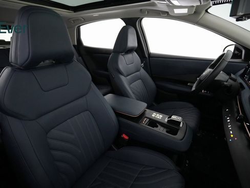 Used 2024 Nissan Ariya AWD image 9