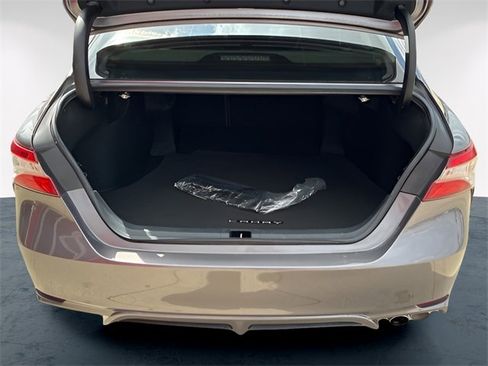 Used 2018 Toyota Camry SE w/ Convenience Package image 8