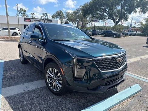 Used 2025 Cadillac XT4 Premium Luxury FWD image 2
