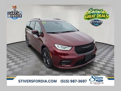 Used 2023 Chrysler Pacifica Touring-L w/ Uconnect Theater Family Group