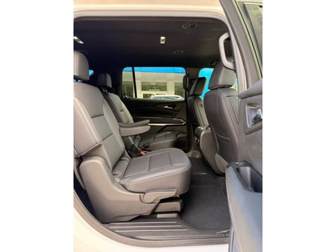 Used 2025 Chevrolet Traverse LT FWD image 9