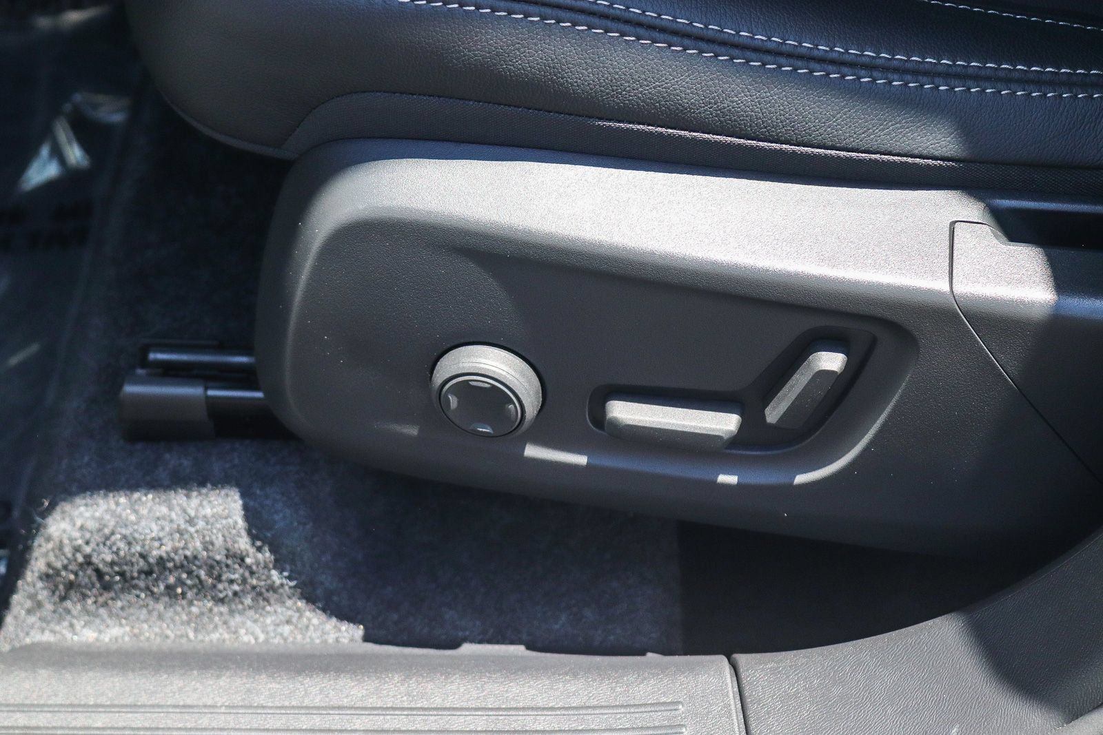 Certified 2026 Volvo XC40 B4 Core FWD image 24