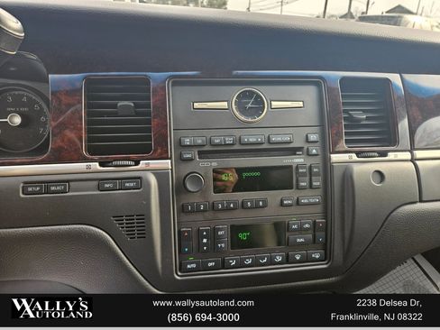 Used 2011 Lincoln Town Car Signature L image 36