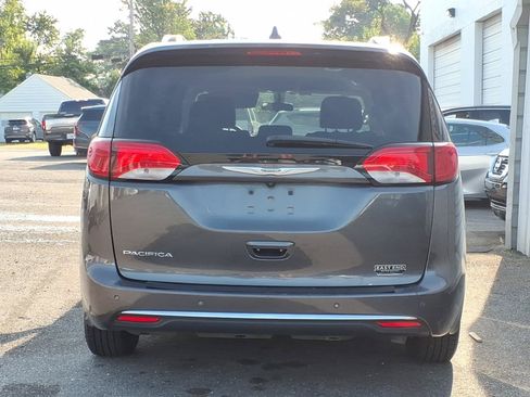 Used 2018 Chrysler Pacifica Touring-L FWD image 4
