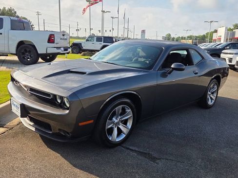 Used 2018 Dodge Challenger SXT RWD image 3
