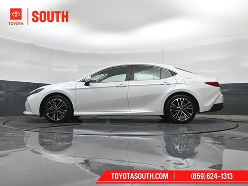 Used 2025 Toyota Camry XLE AWD/4WD image 41