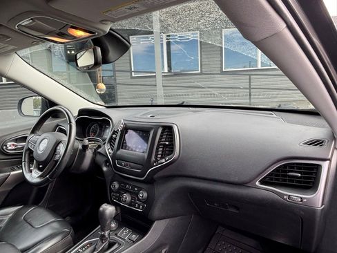Used 2019 Jeep Cherokee Latitude Plus w/ Comfort/Convenience Group AWD/4WD image 20
