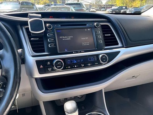 Used 2017 Toyota Highlander Plus image 7