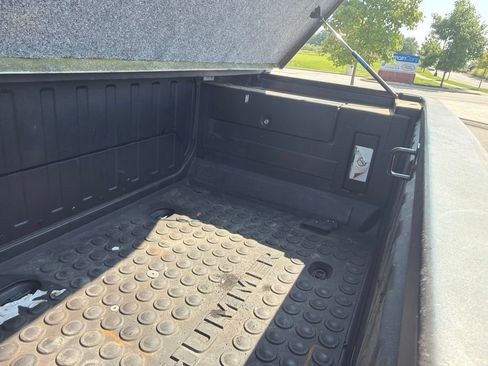 Used 2005 HUMMER H2 SUT w/ Preferred Equipment Group AWD/4WD image 28
