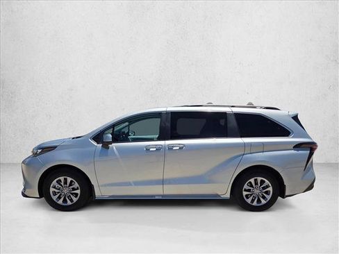 Used 2025 Toyota Sienna XLE AWD/4WD image 8