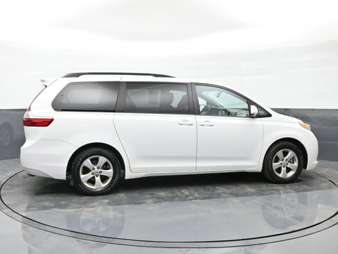 Used 2015 Toyota Sienna LE image 5