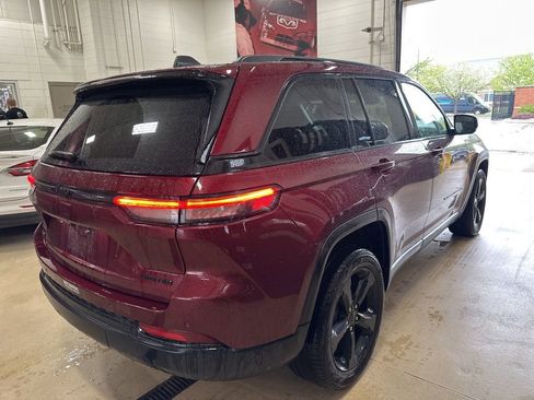 Used 2023 Jeep Grand Cherokee Limited w/ Black Appearance Package AWD/4WD image 9