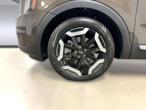 Used 2024 Kia Telluride EX w/ EX Captain's Chair Package image 11