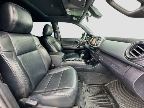 Used 2019 Toyota Tacoma TRD Sport w/ TRD Premium Sport Package RWD image 19