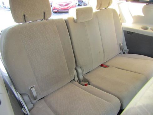 Used 2017 Toyota Sienna LE image 9