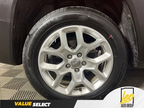 Used 2016 Jeep Renegade Latitude w/ Cold Weather Group FWD image 30