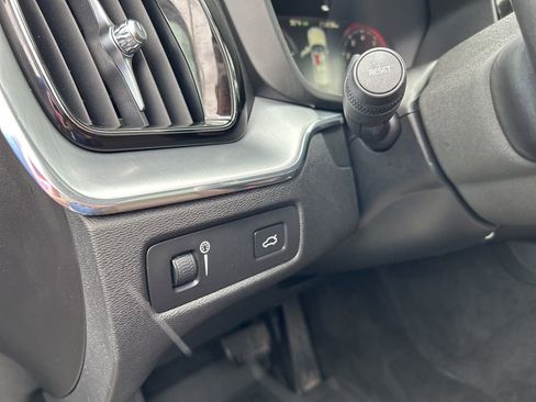 Used 2019 Volvo XC60 T6 Momentum w/ Advanced Package image 12