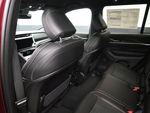 New 2026 Jeep Grand Cherokee Altitude image 2
