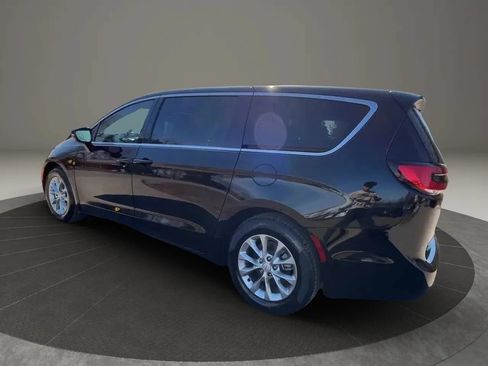 Used 2026 Chrysler Pacifica Limited FWD image 3