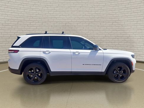 Used 2023 Jeep Grand Cherokee Altitude AWD/4WD image 4