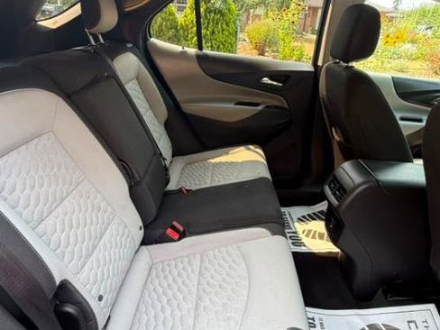 Used 2019 Chevrolet Equinox LT FWD image 2