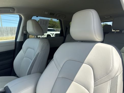 Used 2025 Nissan Pathfinder SL FWD image 15