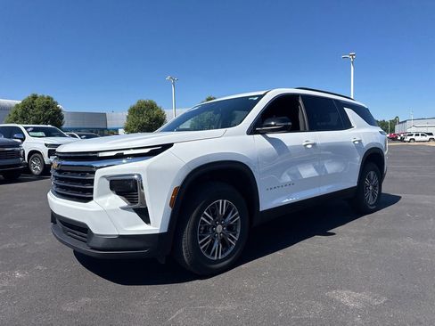 Used 2026 Chevrolet Traverse LT FWD image 2