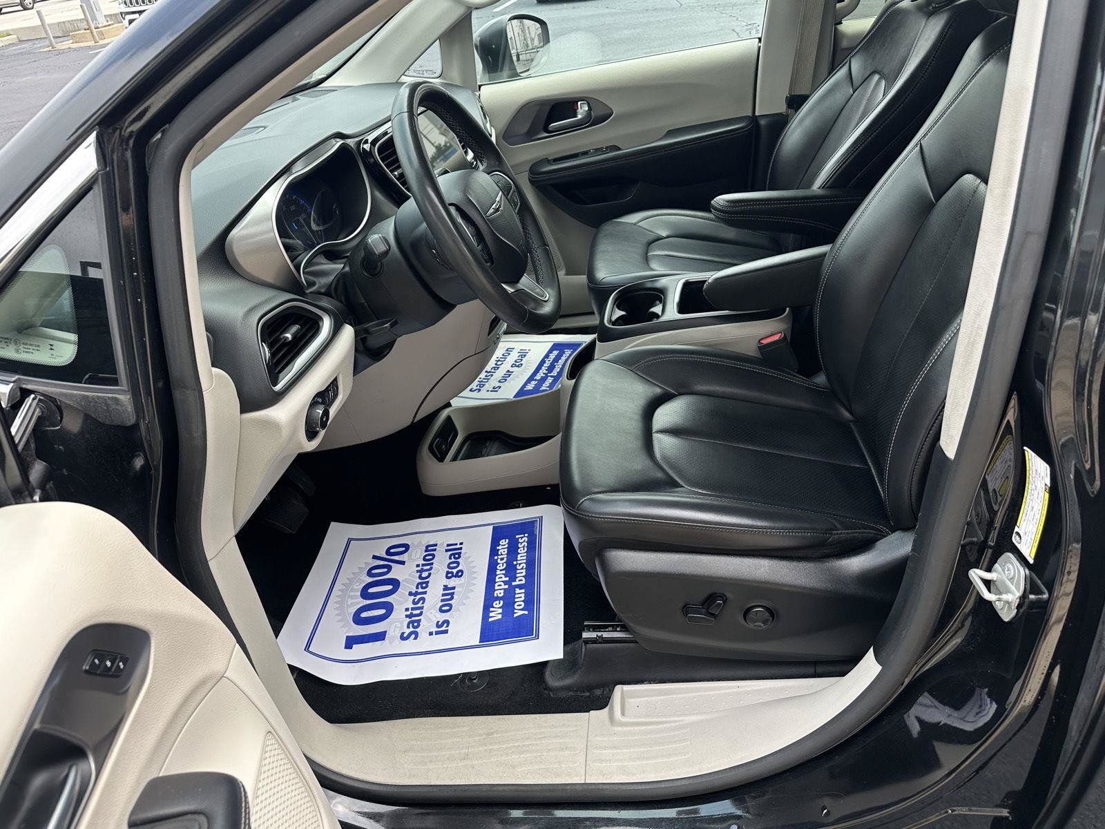 Used 2023 Chrysler Pacifica Touring-L FWD image 18