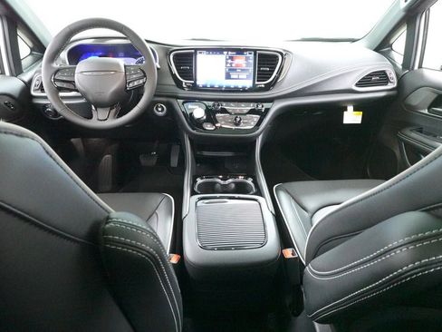 New 2027 Chrysler Pacifica Limited w/ S Appearance Package AWD/4WD image 9